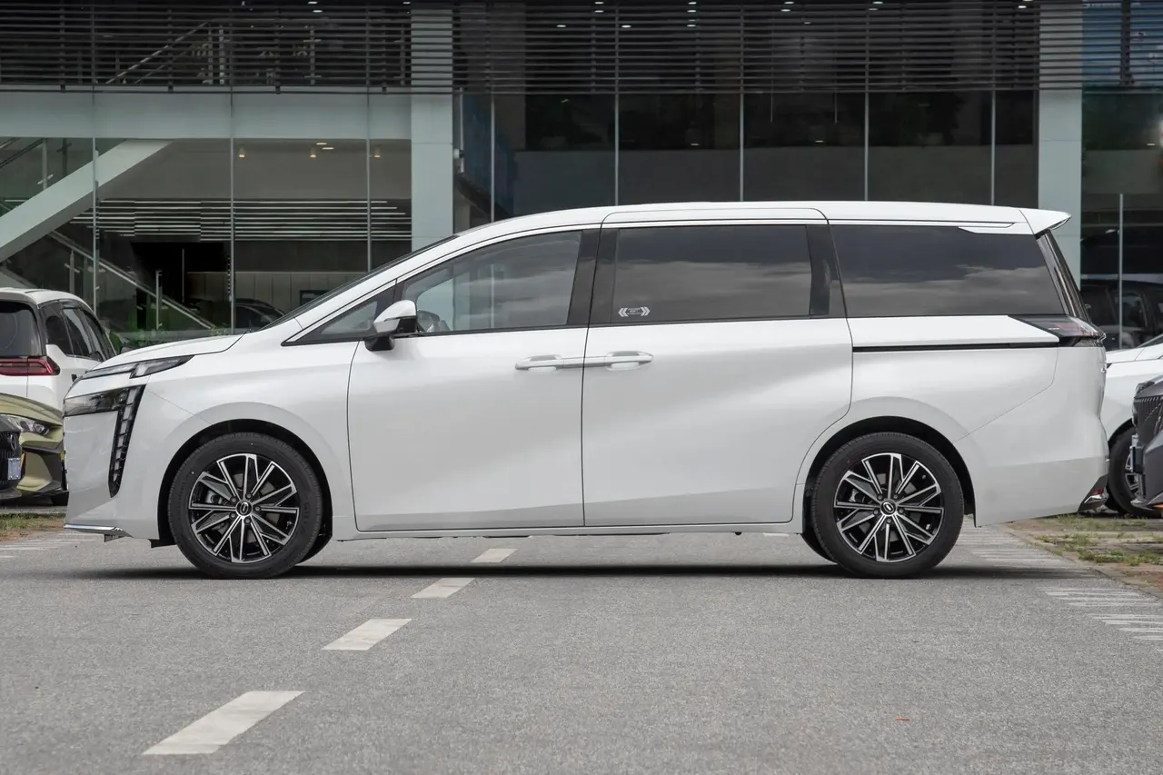2025 GAC Trumpchi E8 鈥?image 3